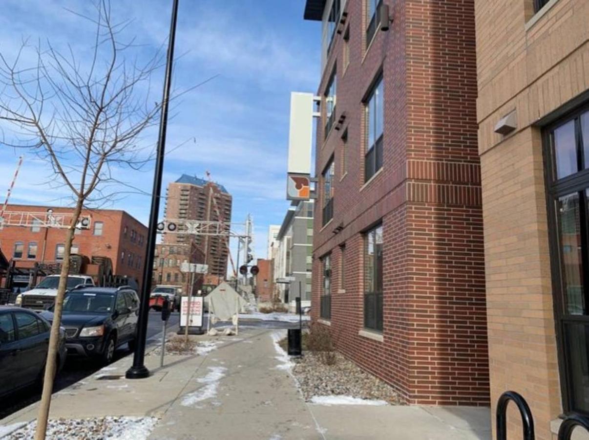 Frontdesk Confluence On 3Rd Apt Downtown Riverwalk Trails Des Moines Esterno foto